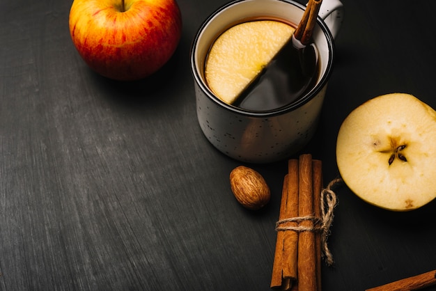 Canela e kernel perto de beber e maçãs