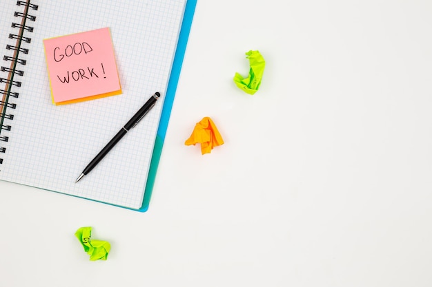 Foto grátis caneta de caderno e lembretes coloridos de papel em um fundo branco