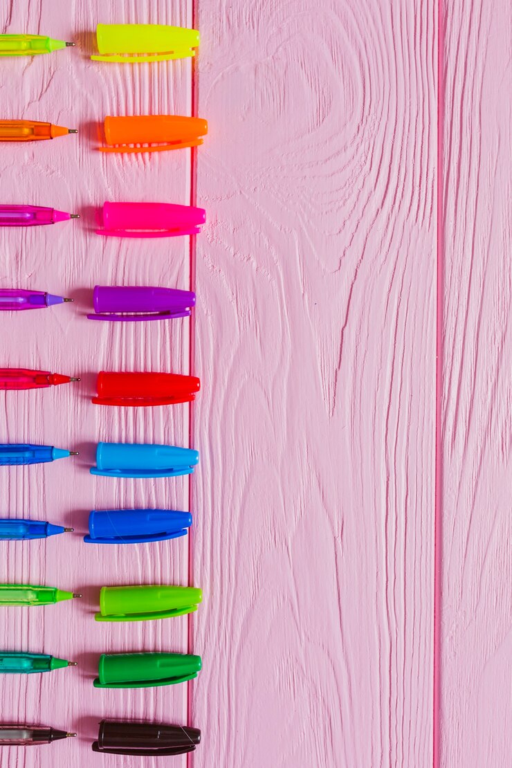 Foto grátis canetas multicoloridas prontas para serem usadas