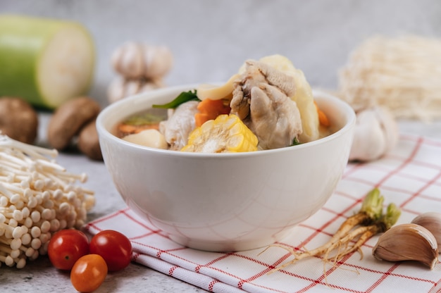 Foto grátis canja de galinha com milho, cogumelo shiitake, cogumelo enoki e cenoura.
