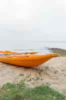 Foto grátis canoa na praia