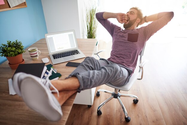 Cansado após longas horas de trabalho