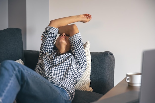 Foto grátis cansado do trabalho jovem na frente de um laptop