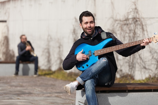 Foto grátis cantando, guitarrista, ao ar livre