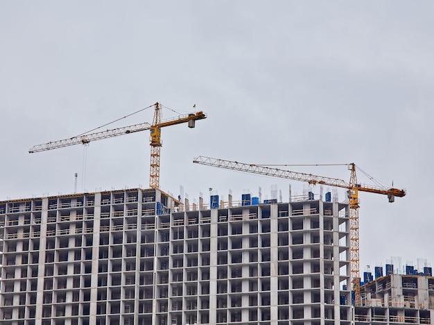 Canteiro de obras com guindastes