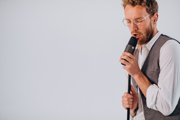 Foto grátis cantora com microfone cantando em estúdio