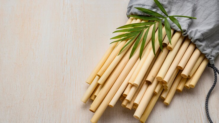 Foto grátis canudos em tubo de bambu ecológicos