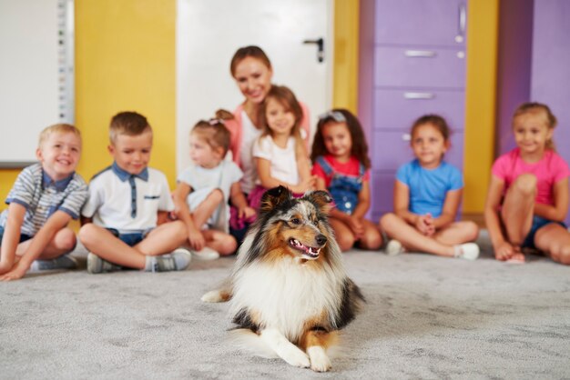 Cão de terapia e grupo de crianças