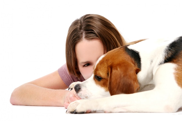 Cão jovem e bonito de mulher woth