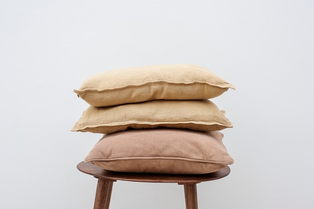 Capas de almofada de linho mínimas em uma cadeira