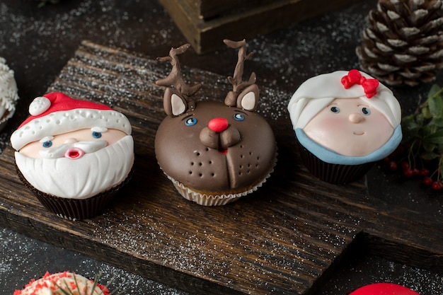 Capcakes engraçados em cima da mesa