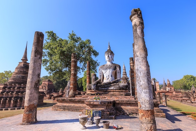 Capela e estátua de Buda em Wat Maha That Shukhothai Historical Park Tailândia