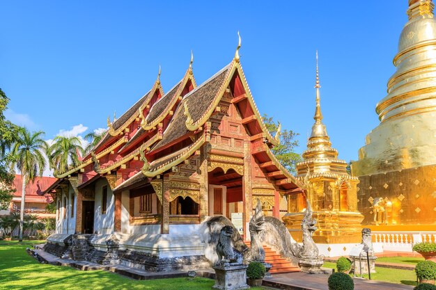 Capela e pagode dourado em Wat Phra Singh Woramahawihan em Chiang Mai norte da Tailândia