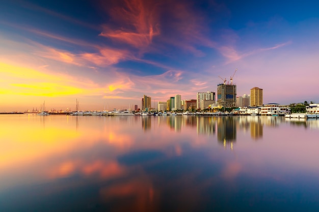 Foto grátis capital das filipinas, malina e um oceano capturado durante o pôr do sol