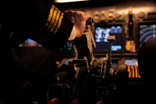Foto grátis capitão do avião, acelerando o motor para decolar e voar a jato no cockpit, pilotando o avião usando o comando do painel e os botões do painel de controle. olhando para o para-brisa e a bússola do radar, decolando. fechar-se.