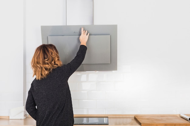 Foto grátis capotas de cozinha de abertura feminina