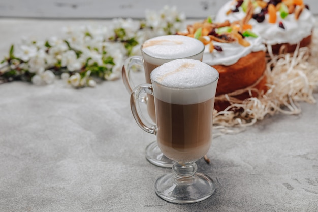 Cappuccino em um copo chique com um bolo