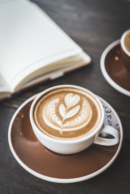 Foto grátis cappuccino espuma bebida preta assado