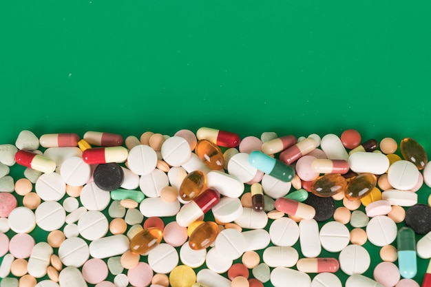 Foto grátis cápsulas e pílulas coloridas