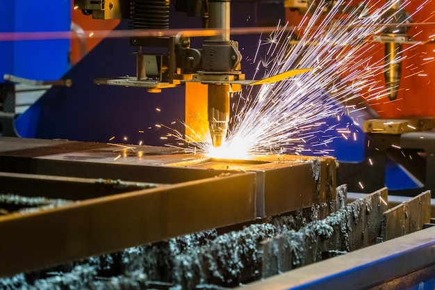 Captura aproximada de faíscas voando de um cortador de aço industrial