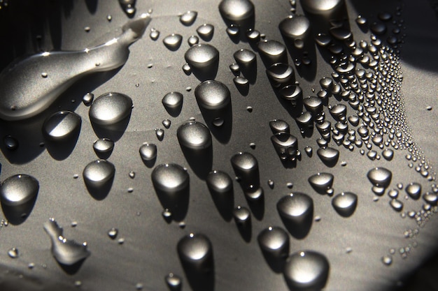 Foto grátis captura aproximada de gotas de água em uma superfície branca