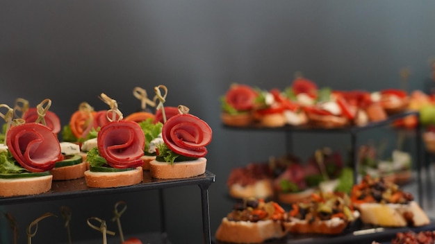 Captura aproximada de mini lanches apetitosos em uma mesa de buffet durante uma festa