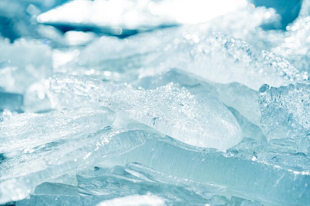 Captura aproximada de um gelo transparente e brilhante a brilhar numa margem de um lago selvagem congelado