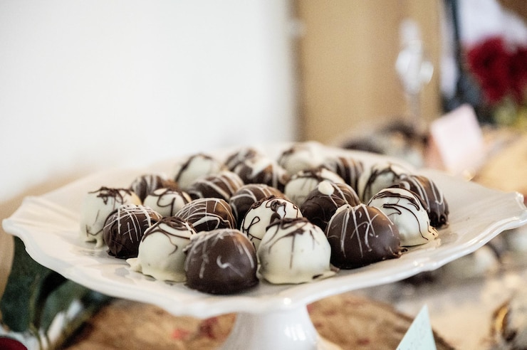 Foto grátis captura de bolas de doces feitas de chocolate branco e escuro