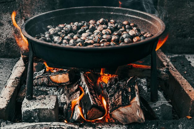 Captura de uma panela de castanhas assando no fogo