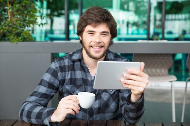 Foto grátis cara alegre assistindo vídeos engraçados