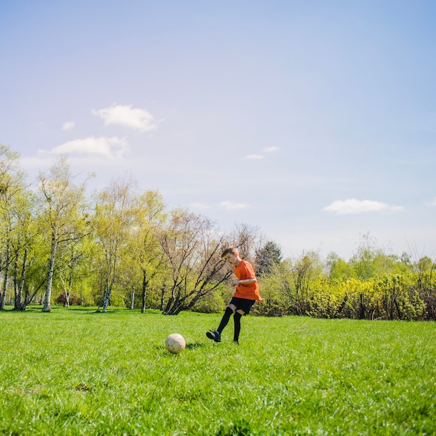 Cara alegre brincando com uma bola de futebol