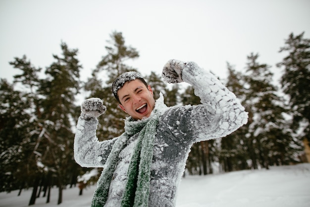 Cara alegre é coberta de neve. Tempo de inverno alegre.