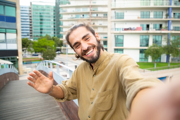 Foto grátis cara alegre feliz hipster tomando selfie