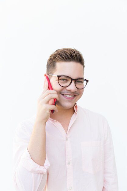 Cara alegre positiva com celular posando e sorrindo