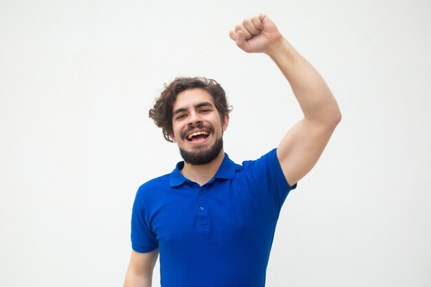 Cara animado feliz, fazendo o gesto do vencedor