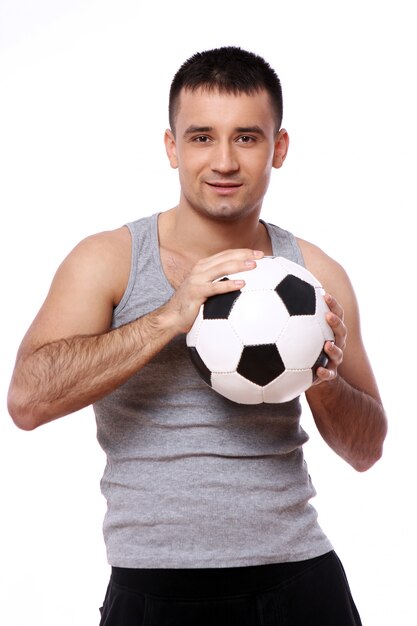 Cara atraente, segurando uma bola de futebol