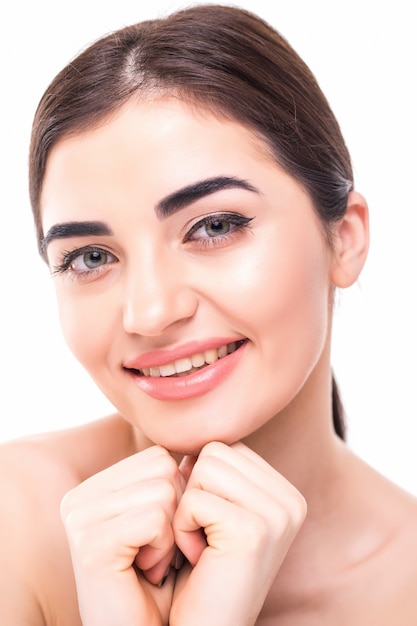 Foto grátis cara bonita da jovem mulher com fim fresco limpo da pele isolada acima no branco. retrato de beleza. conceito de skincare e cosmetologia