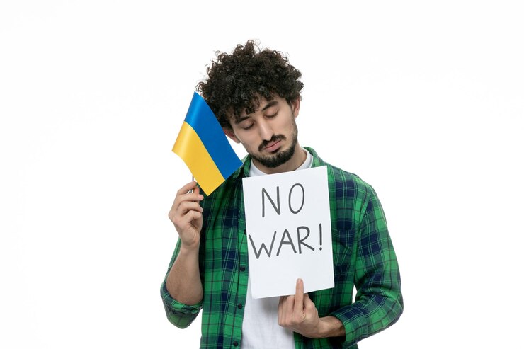 Foto grátis cara bonito do conflito russo na ucrânia com camisa verde sem sinal de guerra e bandeira ucraniana