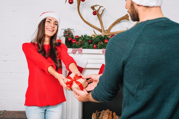 Cara dando presente para a senhora feliz