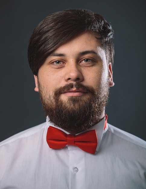 Cara de camisa branca com laço vermelho