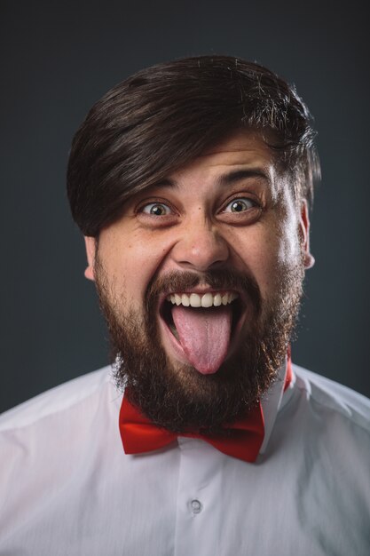 Foto grátis cara de camisa branca com laço vermelho