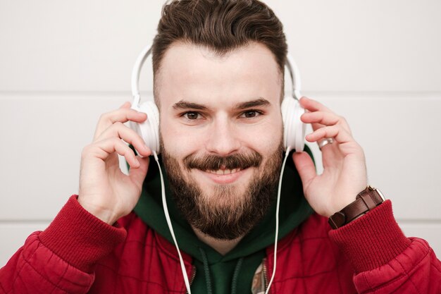 Cara de close-up com fones de ouvido sorrindo