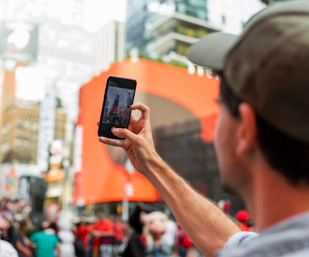 Cara de homem embaçado tomando selfie na cidade