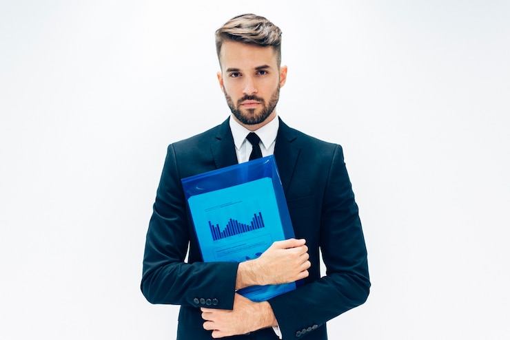 Foto grátis cara de negócio considerável com uma pasta azul