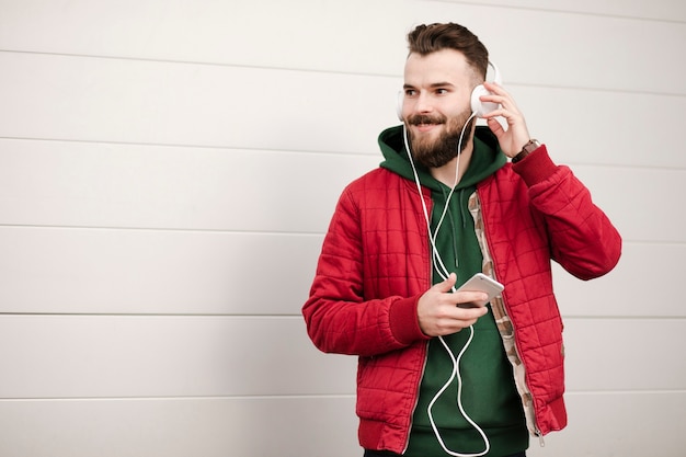 Cara de tiro médio com roupas quentes e fones de ouvido