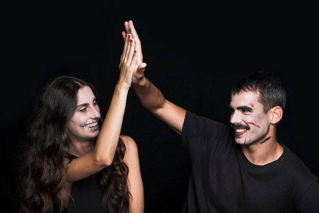 Foto grátis cara e jovem mulher fazendo cinco