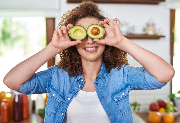 Cara engraçada com olhos de abacate