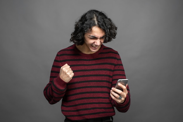 Foto grátis cara feliz com smartphone