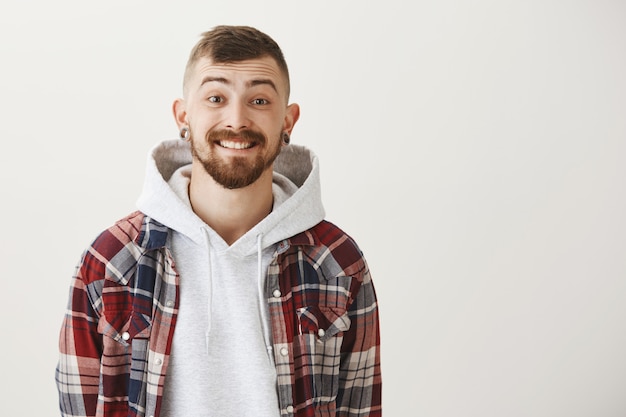 Cara feliz e entusiasmado sorrindo e parecendo animado