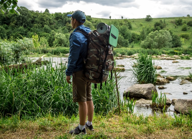 cara jovem, com uma mochila de caminhadas